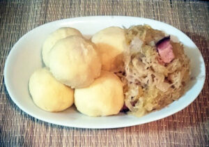 Grießknödel mit Sauerkraut / Knodel de semolina com chucrute