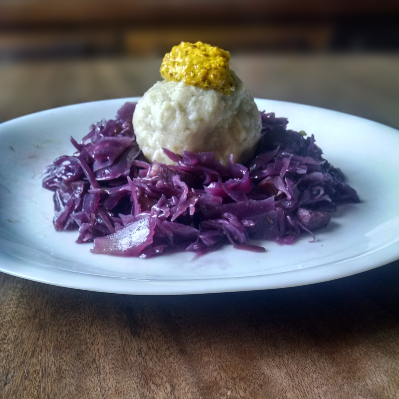 Rotkohl Sauerkraut und Semmelknodel mit Senf