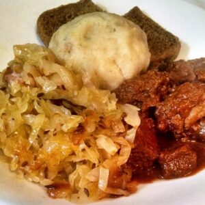 Knodel mit Gulasch und Sauerkraut