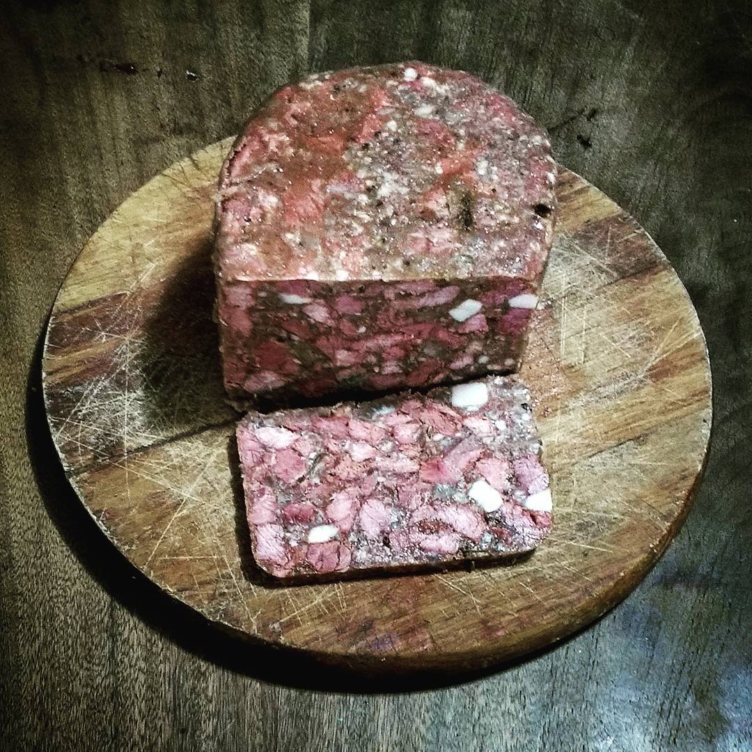 Rosbife alemão (Presswurst, Schwartenmagen, Sülze)