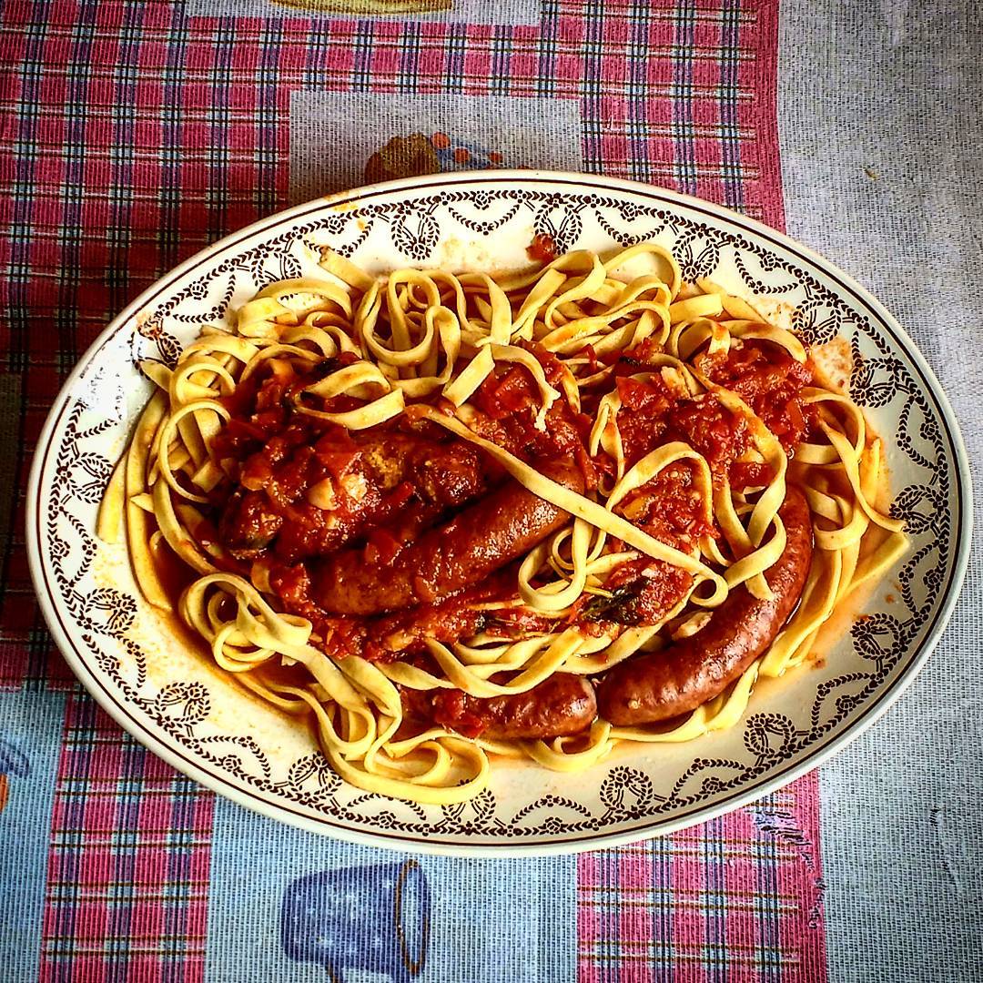 Talharim, molho de tomate e linguiça, tudo artesanal.