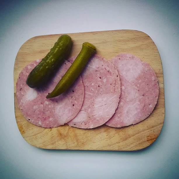 Bierschinken - presunto cozido alemão com pepino e quiabo fermentados