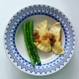 Schlutzkrapfen no Tirol austríaco, Pierogi na Polônia ou Varenik na Ucrânia. Apesar de existirem inúmeras variações de recheios ( inclusive doces ) a versão mais comum é com batata e ricota