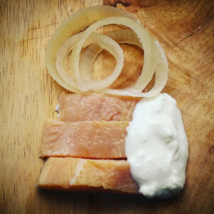 Truta em conserva com cebola e crema azedo ( Sour Cream / Saure Sahne )