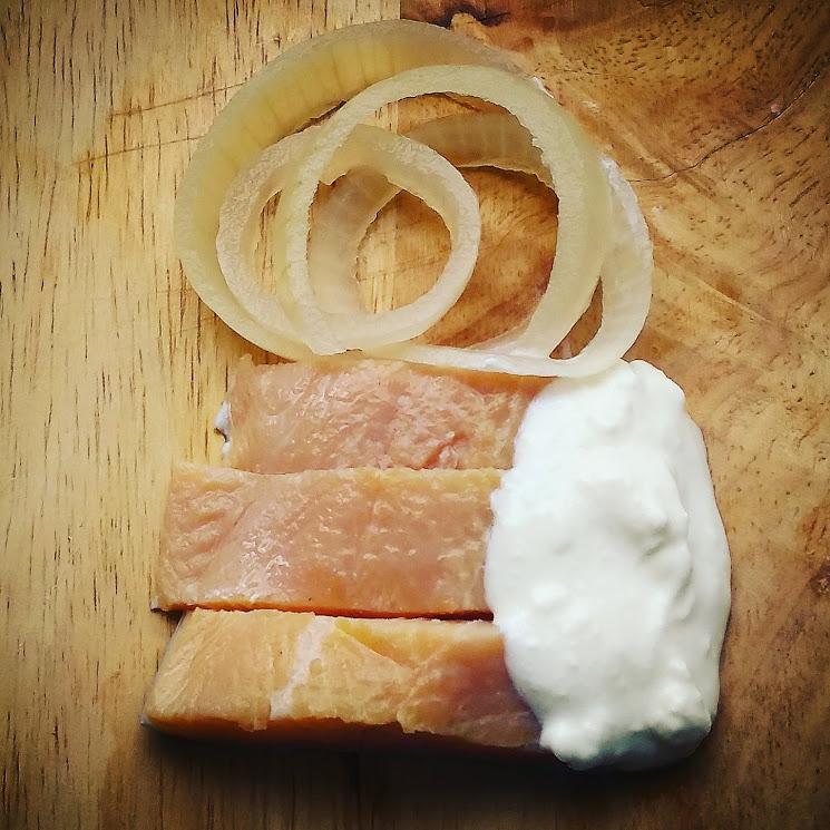 Truta em conserva com cebola e crema azedo ( Sour Cream / Saure Sahne )